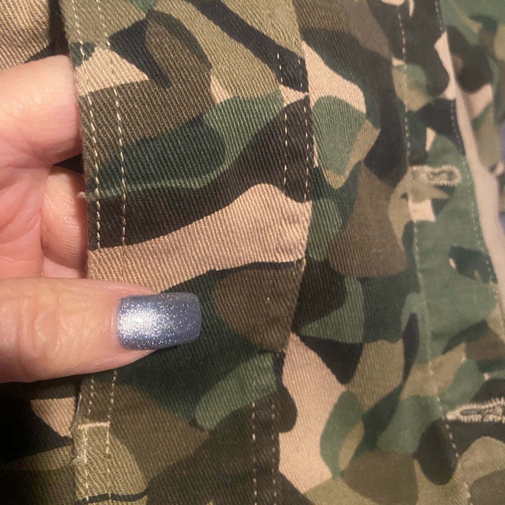 Camo Jean jacket. Sz large. Lots of details. - Picture 8 of 9